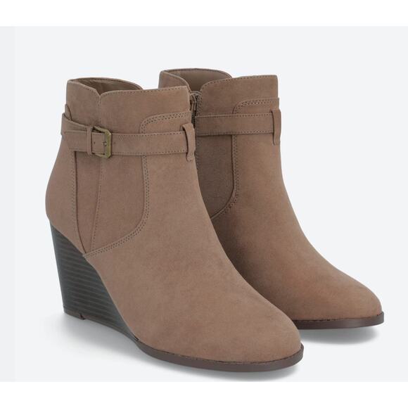 Market & Spruce Serah Suede Wedge Boots 9 Tan Taupe NWOT Ankle Booties Buckle - Picture 1 of 7